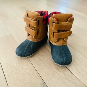Gap kids snow boots size 9/10